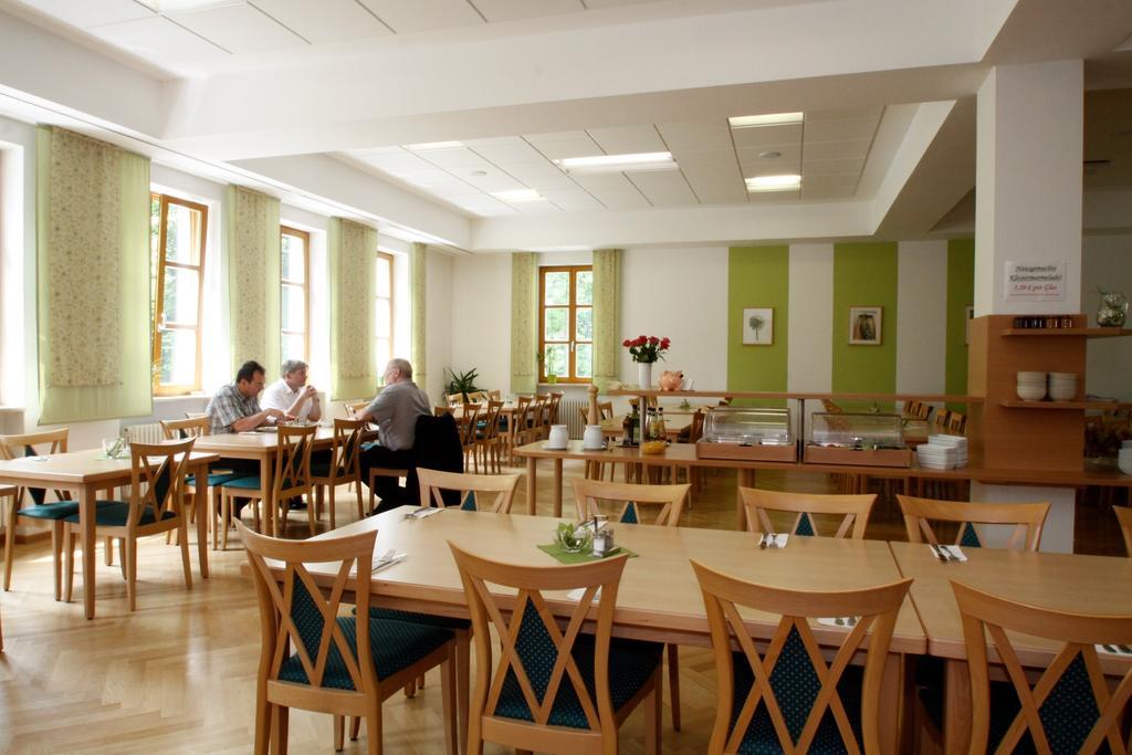 נוימרקט אין דר אוברפפלץ Kloster St. Josef מראה חיצוני תמונה