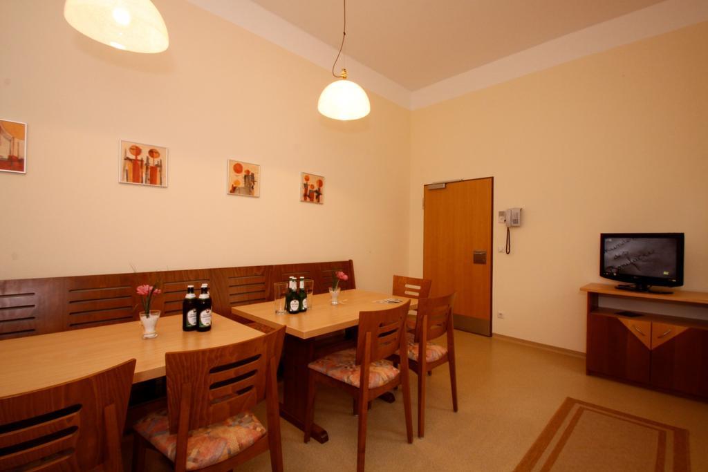 נוימרקט אין דר אוברפפלץ Kloster St. Josef מראה חיצוני תמונה