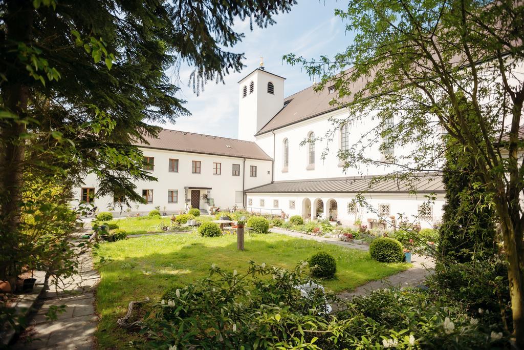 נוימרקט אין דר אוברפפלץ Kloster St. Josef מראה חיצוני תמונה
